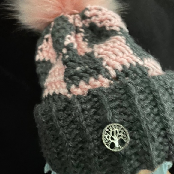 Child size Pink/Grey Plaid knitted Toque with removable Faux Fur Pompom - Picture 2 of 3